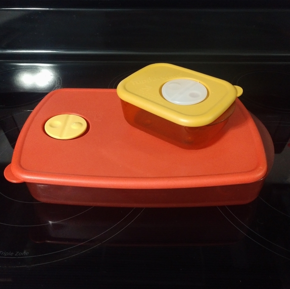 Set of 2 Tupperware containers